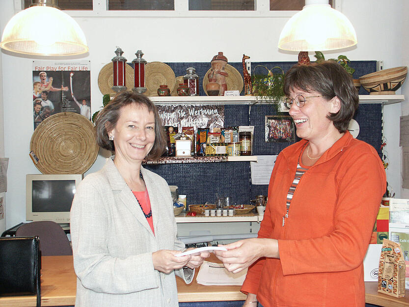 Hohenloher EU-Abgeordnete Evelyne Gebhardt besucht im Jahr 2004 den Weltladen in K&uuml;nzelsau. Gabi Bystricky &uuml;bergibt ihr Karten, auf denen 48 Hohenloher faire Handelsbedingungen fordern.  Foto: HSt-Archiv