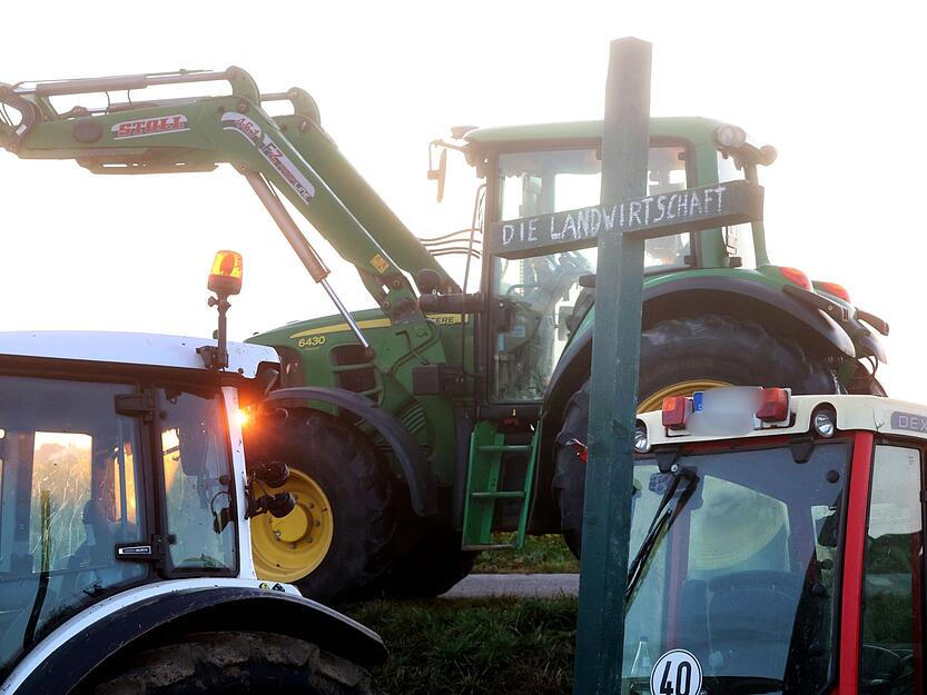 Die Landwirte haben einige Schilder mit Botschaften zum Bauernprotest in Bad Wimpfen mitgebracht. Die Landwirte haben einige Schilder mit Botschaften zum Bauernprotest in Bad Wimpfen mitgebracht.