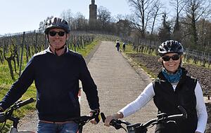 Simone und Frank Linke sind mit ihren E-Bikes am Heuchelberg unterwegs.