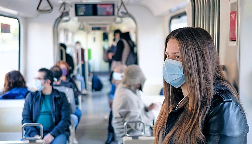 In Stadtbahnen gilt nach wie vor die Maskenpflicht, viele Fahrg&auml;ste halten sich weiterhin daran &minus; einige aber auch nicht mehr.
Foto: dpa