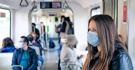 In Stadtbahnen gilt nach wie vor die Maskenpflicht, viele Fahrg&auml;ste halten sich weiterhin daran &minus; einige aber auch nicht mehr.
Foto: dpa