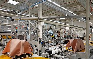 Auf dieser hochautomatisierten Produktionslinie sollen in den n&auml;chsten Wochen die ersten 800-Volt-Akku-Packs zusammengebaut werden.
Fotos: Christian Gleichauf