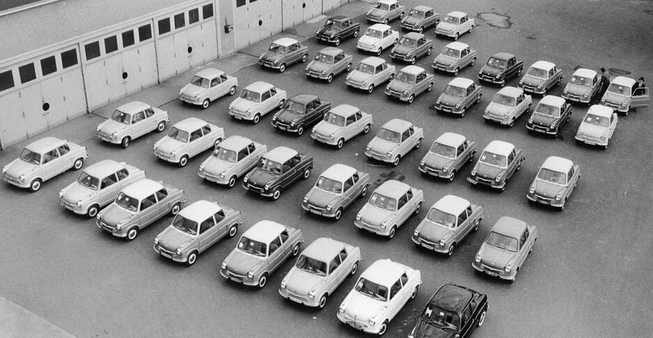 Am 15. Februar 1958 werden die ersten Wagen, die in einer Null-Serie hergestellt sind, an rund 50 Großhändler aus dem ganzen Bundesgebiet übergeben.