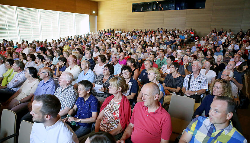 Rund 500 Zuhörer kamen in die Aula auf dem Bildungscampus.