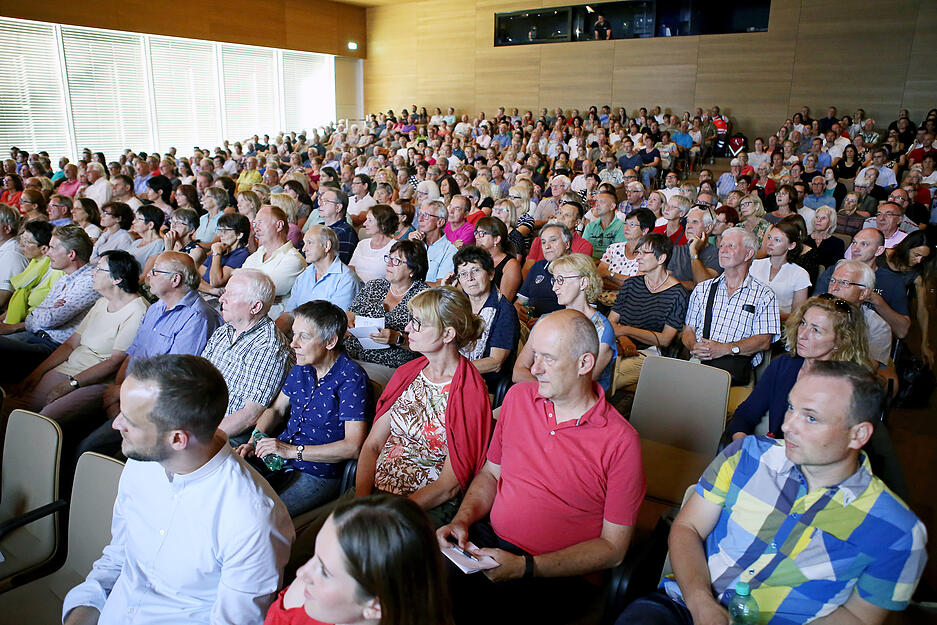 Rund 500 Zuhörer kamen in die Aula auf dem Bildungscampus.