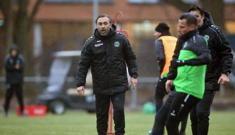 Thomas Doll (l), neuer Trainer bei Hannover 96, leitet erstmals das Training des Fußball-Bundesligisten. Thomas Doll (l), neuer Trainer bei Hannover 96, leitet erstmals das Training des Fußball-Bundesligisten.