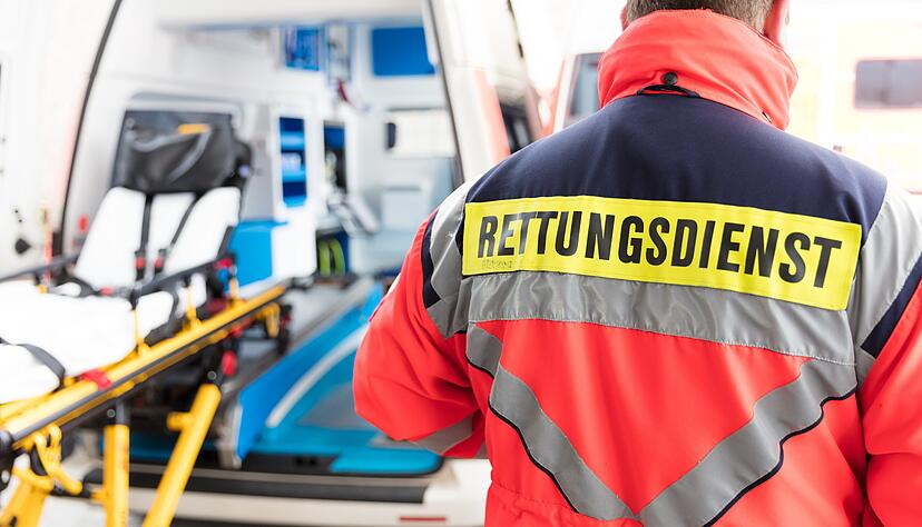 Was tun bei einem Reanimations-Notfall? Aktive Mitarbeiter im Rettungsdienst setzen seit Jahren Atemmasken ein. 
Foto: Christian Schwier/stock.adobe.com