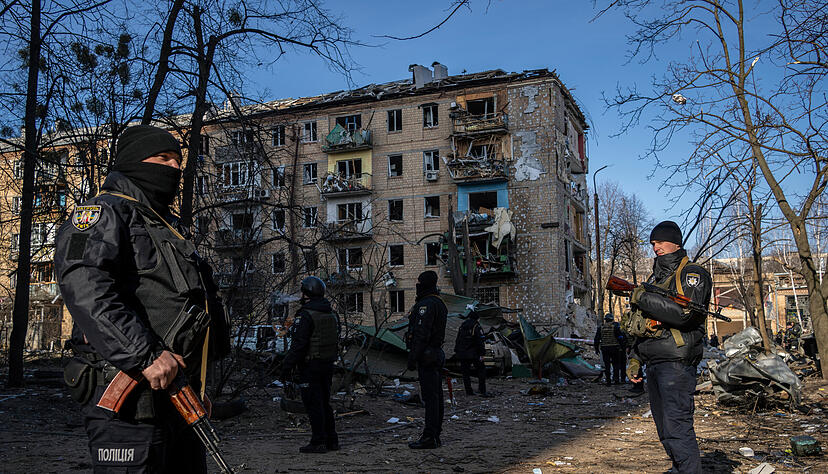 Polizisten stehen Wache neben dem Ort, an dem ein Bombenangriff auf Kiew Wohngeb&auml;ude besch&auml;digt hat. Foto: dpa