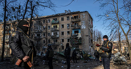 Polizisten stehen Wache neben dem Ort, an dem ein Bombenangriff auf Kiew Wohngebäude beschädigt hat. Foto: dpa