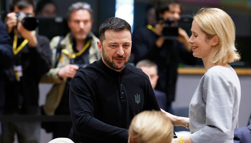 Der im Wei&szlig;en Haus gedem&uuml;tigte ukrainische Pr&auml;sident wurde mit offenen Armen empfangen.