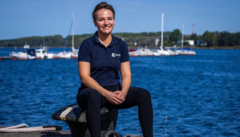 Amelie Schönenwald gehört zu den fünf Frauen und drei Männern aus sieben europäischen Ländern, die als Teil einer Astronauten-Reserve der Europäische (Esa) in der Warnow das Überleben auf hoher See trainieren.
