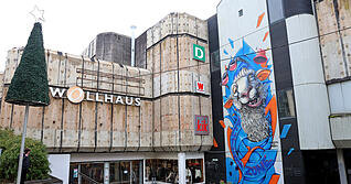 F&uuml;r die neue Actionzone im Wollhaus wurde die Fassade auff&auml;llig bemalt. Andere Umbauma&szlig;nahmen lassen auf sich warten.