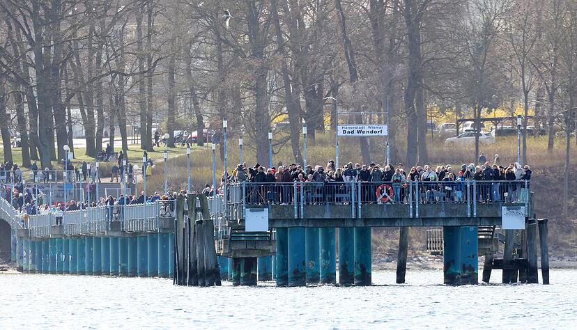 Schaulustige tummelten sich auf der Seebr&uuml;cke.