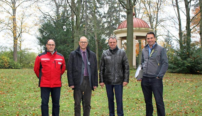 Inmitten des k&uuml;nftigen Urnenfeldes stehen bei der offiziellen Einweiung (von links) Alessandro Ortale und Andreas Breitmayer vom Klinikum am Weissenhof sowie Stefan Thoma und Claus Ehmann aus dem Weinsberger Rathaus.
Foto: Karin Freudenberger