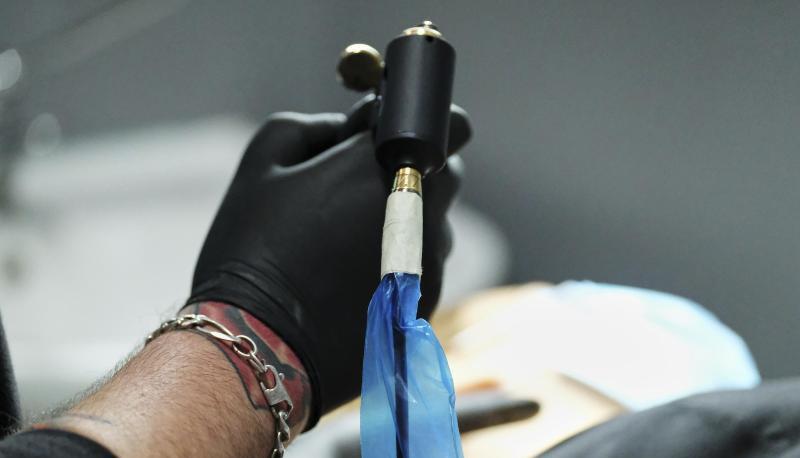 Das Tattoo, das die Buchstaben O und D für "Organ Donor" (auf deutsch Organspender) beinhaltet, wird unentgeltlich unter die Haut gebracht. Es soll die Aufmerksamkeit auf das Thema Organspende lenken. Das Tattoo, das die Buchstaben O und D für "Organ Donor" (auf deutsch Organspender) beinhaltet, wird unentgeltlich unter die Haut gebracht. Es soll die Aufmerksamkeit auf das Thema Organspende lenken.