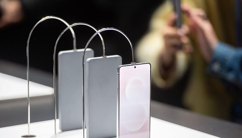 Samsung gab bei der Vorstellung der Smartphone-Reihe Galaxy S25 auch einen Ausblick auf das neue Modell Edge. Details gab es aber keine - nur einen Verkaufsstart in 2025.