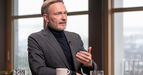 Christian Lindner (links) im Gespräch mit Stimme-Chefredakteur Uwe Ralf Heer in der Skybar des Heilbronner Parkhotels .