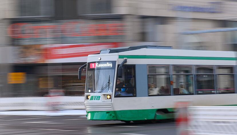 Die Frau geriet an einer Haltestelle in Magdeburg unter eine einfahrende Straßenbahn. (Symbolbild) Die Frau geriet an einer Haltestelle in Magdeburg unter eine einfahrende Straßenbahn. (Symbolbild)