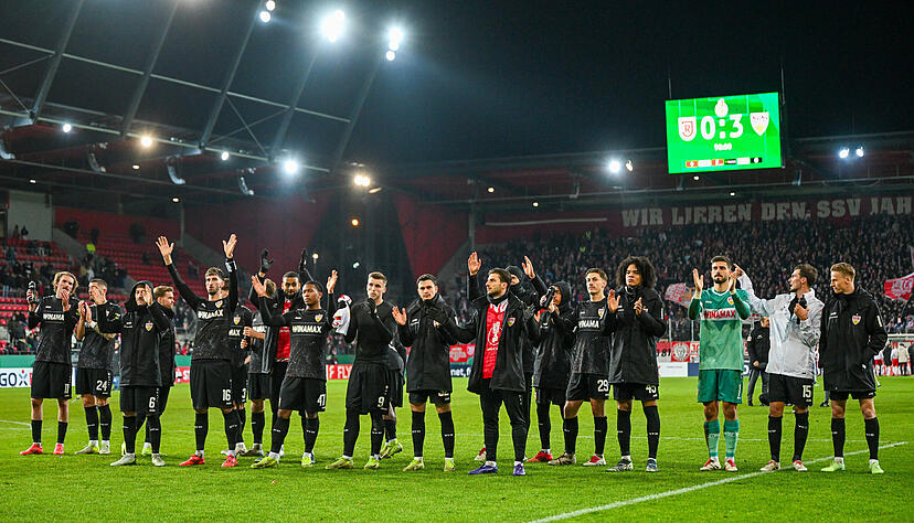 Die Mannschaft des VfB Stuttgart jubelt nach dem 3:0-Sieg gegen Jahn Regensburg vor den mitgereisten Fans. Die Mannschaft des VfB Stuttgart jubelt nach dem 3:0-Sieg gegen Jahn Regensburg vor den mitgereisten Fans.