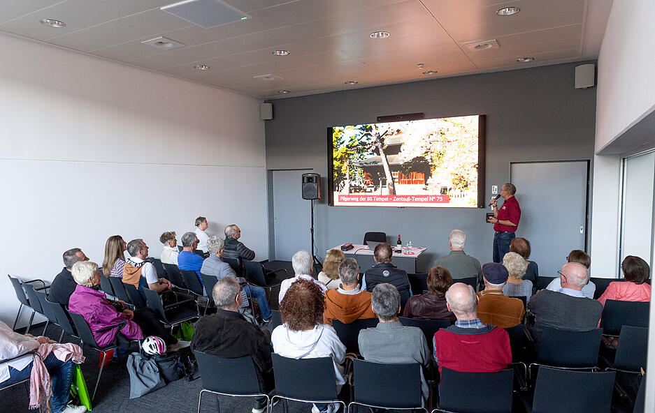 Für Fernweh-Geplagte haben die Reiseveranstalter und Aussteller nicht nur ihre frisch gedruckten Kataloge im Gepäck, sondern können auch mit einer Fülle attraktiver Angebote aufwarten. Für Fernweh-Geplagte haben die Reiseveranstalter und Aussteller nicht nur ihre frisch gedruckten Kataloge im Gepäck, sondern können auch mit einer Fülle attraktiver Angebote aufwarten.