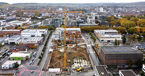 Baustelle Bildungscampus West: Auf dem Grundstück mit der Baugrube entsteht der neue Mediamarkt.