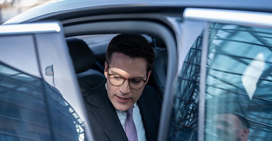 09.03.2026, Berlin: Manuel Hagel, Spitzenkandidat der CDU in Baden-W&uuml;rttemberg, steigt nach der Pressekonferenz und der Sitzung des Bundesvorstands der CDU in der Bundeszentrale, dem Konrad-Adenauer-Haus, in seine Limousine. Foto: Michael Kappeler/dpa +++ dpa-Bildfunk +++