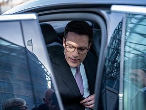 09.03.2026, Berlin: Manuel Hagel, Spitzenkandidat der CDU in Baden-W&uuml;rttemberg, steigt nach der Pressekonferenz und der Sitzung des Bundesvorstands der CDU in der Bundeszentrale, dem Konrad-Adenauer-Haus, in seine Limousine. Foto: Michael Kappeler/dpa +++ dpa-Bildfunk +++