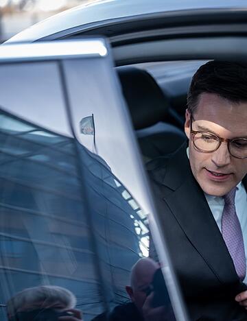 09.03.2026, Berlin: Manuel Hagel, Spitzenkandidat der CDU in Baden-W&uuml;rttemberg, steigt nach der Pressekonferenz und der Sitzung des Bundesvorstands der CDU in der Bundeszentrale, dem Konrad-Adenauer-Haus, in seine Limousine. Foto: Michael Kappeler/dpa +++ dpa-Bildfunk +++