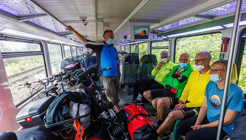 Reisende sitzen neben ihren Fahrrädern in einem RE Regionalexpress der Deutschen Bahn.