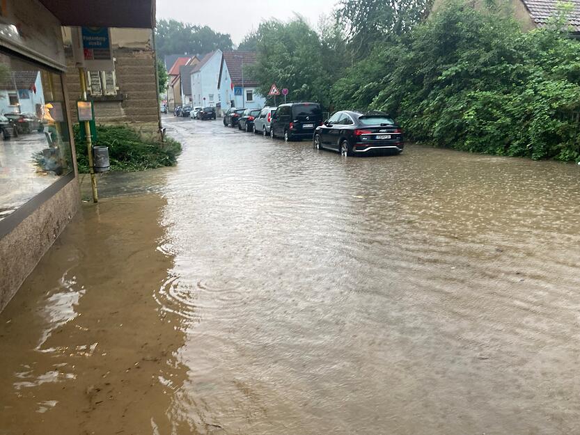 Durch den Regen während des Unwetters ist die Straße in Biberach überschwemmt. Durch den Regen während des Unwetters ist die Straße in Biberach überschwemmt.