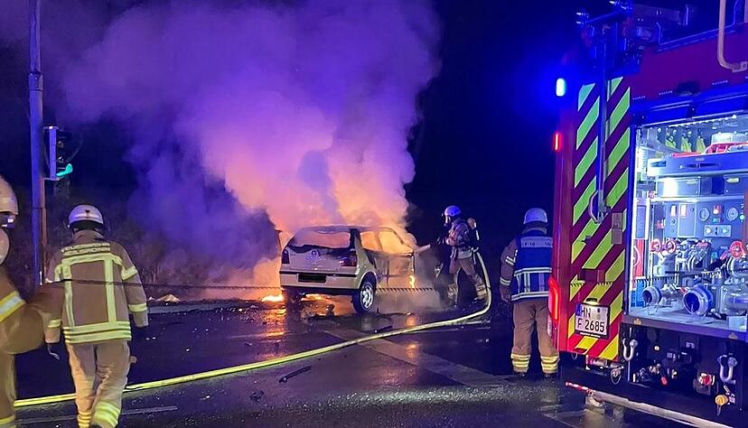 Schwerer Unfall in Heilbronn: Ein Audi und ein VW Polo sind auf der Neckartalstraße kollidiert. Ein VW Polo fing anschließend Feuer und brannte aus. Der genaue Unfallhergang war zunächst noch völlig unklar.