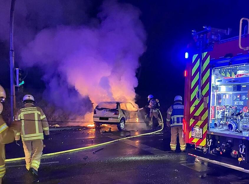 Schwerer Unfall in Heilbronn: Ein Audi und ein VW Polo sind auf der Neckartalstraße kollidiert. Ein VW Polo fing anschließend Feuer und brannte aus. Der genaue Unfallhergang war zunächst noch völlig unklar.