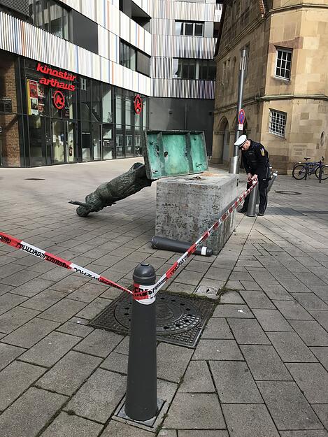 Heilbronner Käthchenfigur vom Sockel gestürzt Heilbronner Käthchenfigur vom Sockel gestürzt