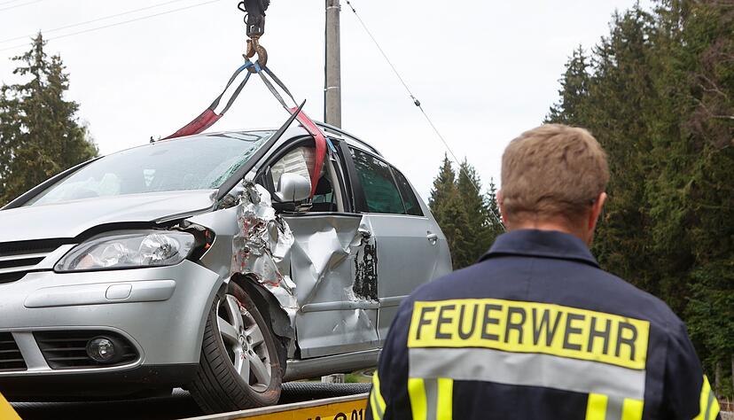 Mehrere Faktoren entscheiden dar&uuml;ber, ob Versicherer nach einem Unfall den Neupreis oder nur den Wiederbeschaffungswert ersetzen.