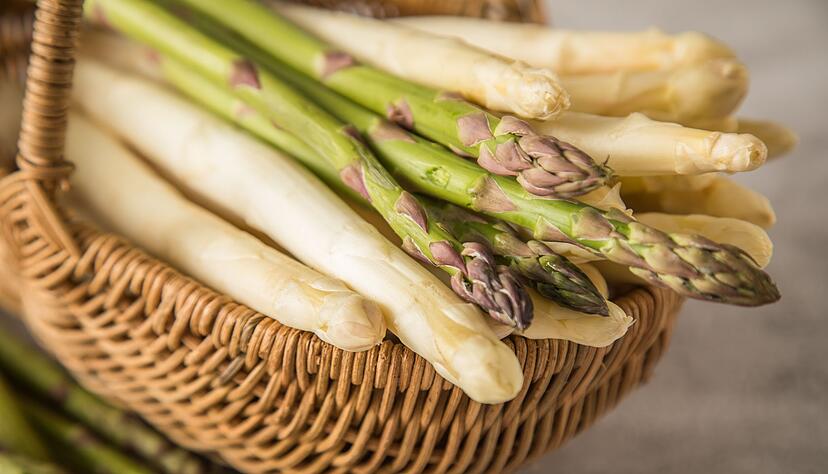 Gr&uuml;ner Spargel muss meist nicht gesch&auml;lt werden. Bei wei&szlig;en Spargelsorten entscheidet der Knack-Test: L&auml;sst sich die Probestange gut brechen, ist die Schale nicht hart. Bleibt das Ende h&auml;ngen, muss man sch&auml;len.