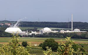 Das Atomkraftwerk GKNII (Kuppel in der Mitte) soll noch bis Ende 2022 am Netz bleiben. Den älteren Block (rechts) hat Betreiber EnBW nach der Reaktorkatatrophe in Japan 2011 abgeschaltet. Foto: Archiv/Veigel Das Atomkraftwerk GKNII (Kuppel in der Mitte) soll noch bis Ende 2022 am Netz bleiben. Den älteren Block (rechts) hat Betreiber EnBW nach der Reaktorkatatrophe in Japan 2011 abgeschaltet. Foto: Archiv/Veigel