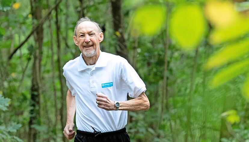 Alfred Kulka ist auch heute noch erfolgreicher Fußballer. Für seine Ehrenämter ist der Fleiner vielfach ausgezeichnet worden.
Foto: Andreas Veigel Alfred Kulka ist auch heute noch erfolgreicher Fußballer. Für seine Ehrenämter ist der Fleiner vielfach ausgezeichnet worden.
Foto: Andreas Veigel