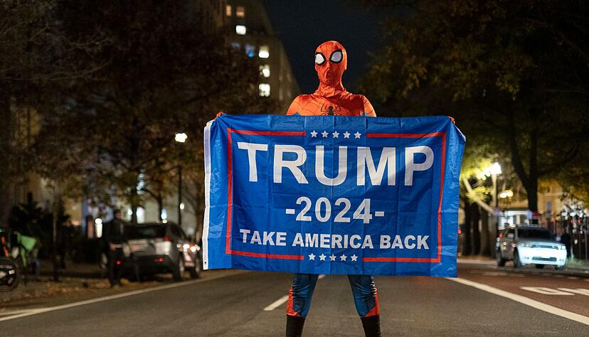 Trump-Unterst&uuml;tzer im Spider-Man-Kost&uuml;m mit einem Trump-Transparent am Tag der US-Pr&auml;sidentschaftswahl 2024 in Washington.