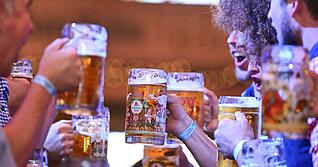 Auf dem Canstatter Wasen fließt in Festzelten literweise Alkohol. Auch wenn der Spaß im Vordergrund steht, besonders Frauen sollten zu ihrer eigenen Sicherheit einige Dinge beachten.