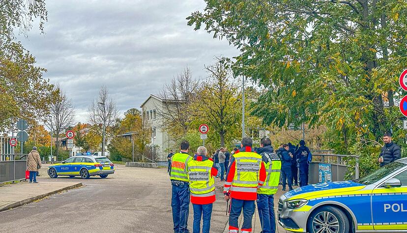 Bei einem Großeinsatz der Polizei an einer Schule ist ein Tatverdächtiger festgenommen worden. Bei einem Großeinsatz der Polizei an einer Schule ist ein Tatverdächtiger festgenommen worden.