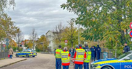 Bei einem Großeinsatz der Polizei an einer Schule ist ein Tatverdächtiger festgenommen worden.