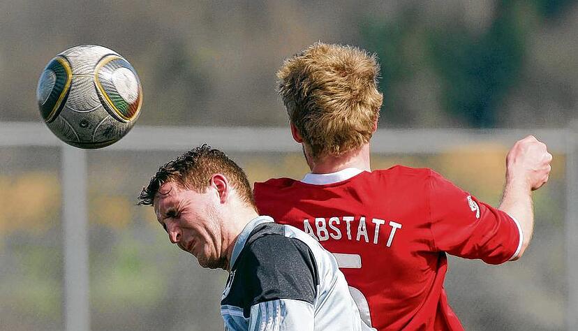 Stefan Dierolf (links) vom VfL Eberstadt setzt sich hier im Kopfballduell gegen Yannick Ryl durch. Am Ende war es aber der Tabellenführer SC Abstatt, der die Nase vorne hatte. Foto: Andreas Veigel Stefan Dierolf (links) vom VfL Eberstadt setzt sich hier im Kopfballduell gegen Yannick Ryl durch. Am Ende war es aber der Tabellenführer SC Abstatt, der die Nase vorne hatte. Foto: Andreas Veigel