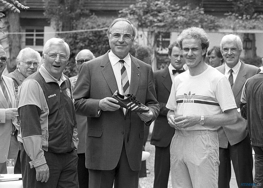 Der deutsche Bundeskanzler Helmut Kohl besucht am 12. Juni 1984 die deutsche Fu&szlig;ball-Nationalmannschft in ihrem EM-Quartier in Saint-Germain-en-Laye. Foto: Archiv/dpa