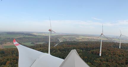 Mehrere Windkraftanlagen stehen bereits zwischen Jagst- und Kochertal im n&ouml;rdlichen Landkreis Heilbronn. Zwei weitere k&ouml;nnten bei Gundelsheim &uuml;ber dem Neckartal folgen. Foto: Archiv/Gajer