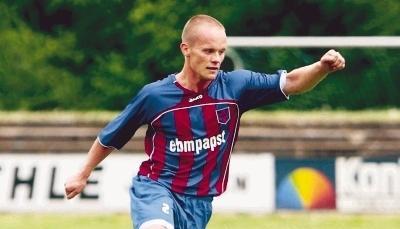 Philipp Wolf  f&uuml;hrt den Ball. Nach einer 1:0-F&uuml;hrung verlor der FSV Hollenbach in Nagold noch mit 1:2. Die Tore fielen zwar erst kurz vor Schluss, doch Hollenbach hatte in der zweiten Halbzeit zu wenig gemacht. Foto: Andreas Veigel