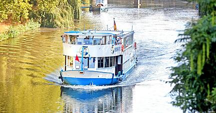 Die Neckar-Perle legt vom Heilbronner Götzenturm ab. Im Hintergrund liegt die Neckar-Fee.