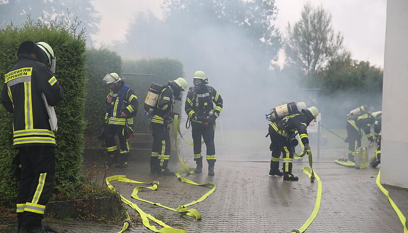 Rund 300 ehrenamtlich engagierte Feuerwehrmänner probten in Eppingen und im Landkreis Heilbronn den Ernstfall. Rund 300 ehrenamtlich engagierte Feuerwehrmänner probten in Eppingen und im Landkreis Heilbronn den Ernstfall.