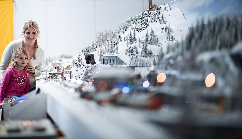 Winterzauber-Idylle: So eine puderzuckrige Modellbahnanlage weckt nostalgische Weihnachtsgef&uuml;hle, klar - aber ist eine Modellbahn auch heute f&uuml;r Kinder sinnvoll?