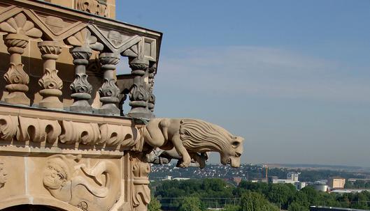 Detailreich ausgeschmückt ist der Turm aus Sandstein.
Foto: Archiv/Sattar Detailreich ausgeschmückt ist der Turm aus Sandstein.
Foto: Archiv/Sattar
