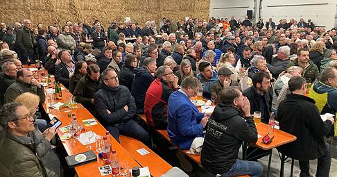 Zahlreiche Besucher bei einer Podiumsdiskussion von "Land schafft Verbindung" vor der Landtagswahl